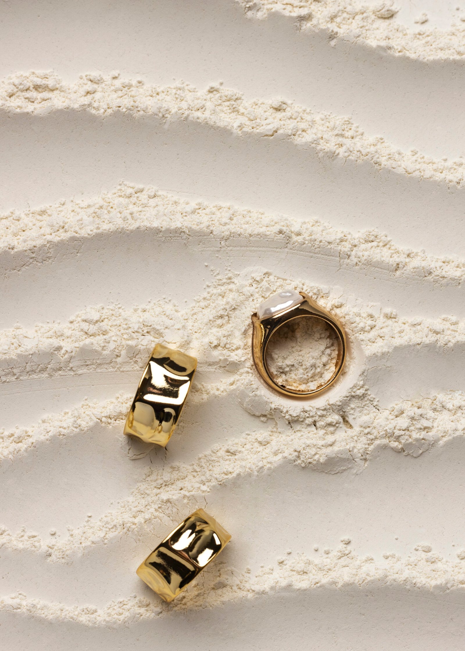 expensive-golden-ring-with-white-powder-background